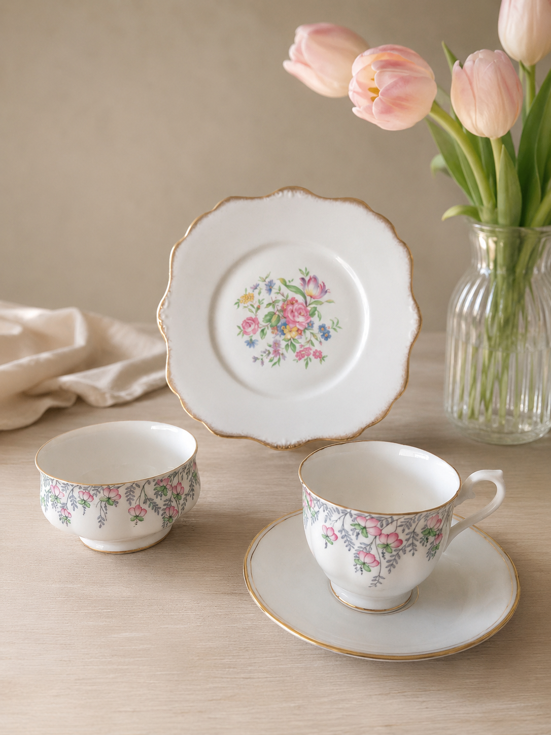 Set compuesto por dúo Royal Albert y plato galletero Royal Stafford, todos en estado impecable sin detalles. Ideal para onces, desayunos y bandejas de té con toque clásico inglés.