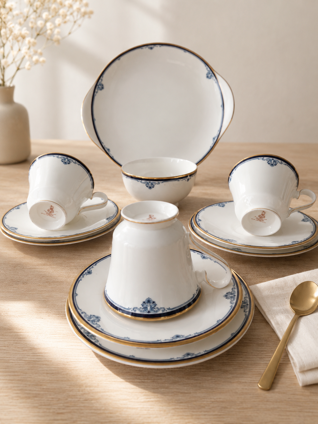 Piezas de porcelana fina Royal Doulton patrón Princeton.