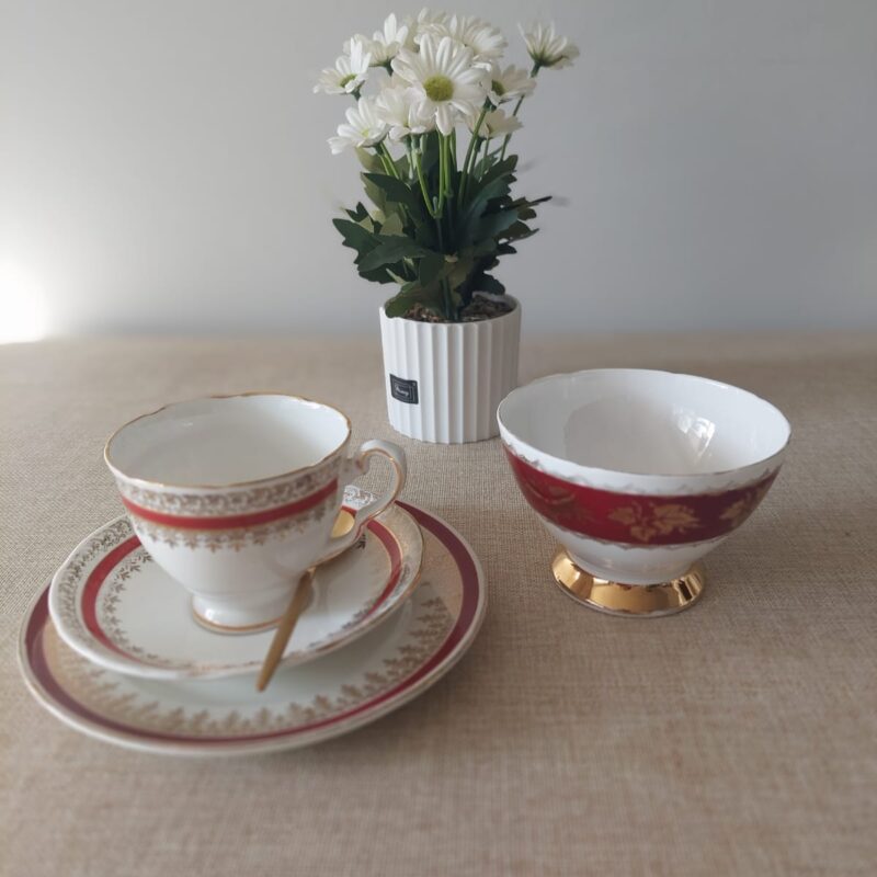 Trío Royal Stafford y terronero Gladstone en rojo y dorado