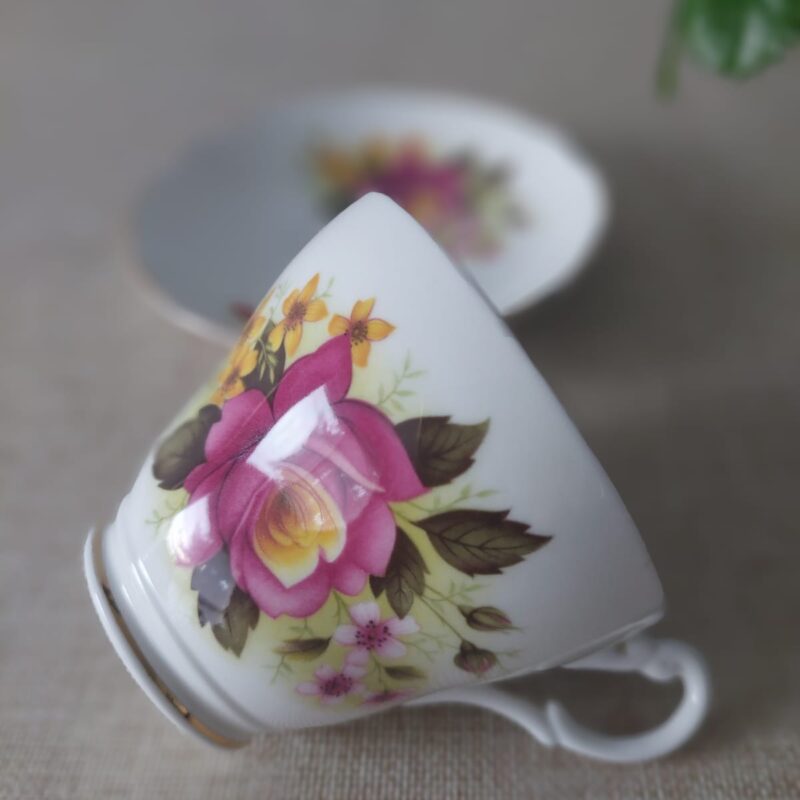 Dúo Royal Ascot con flores intensas y dorado