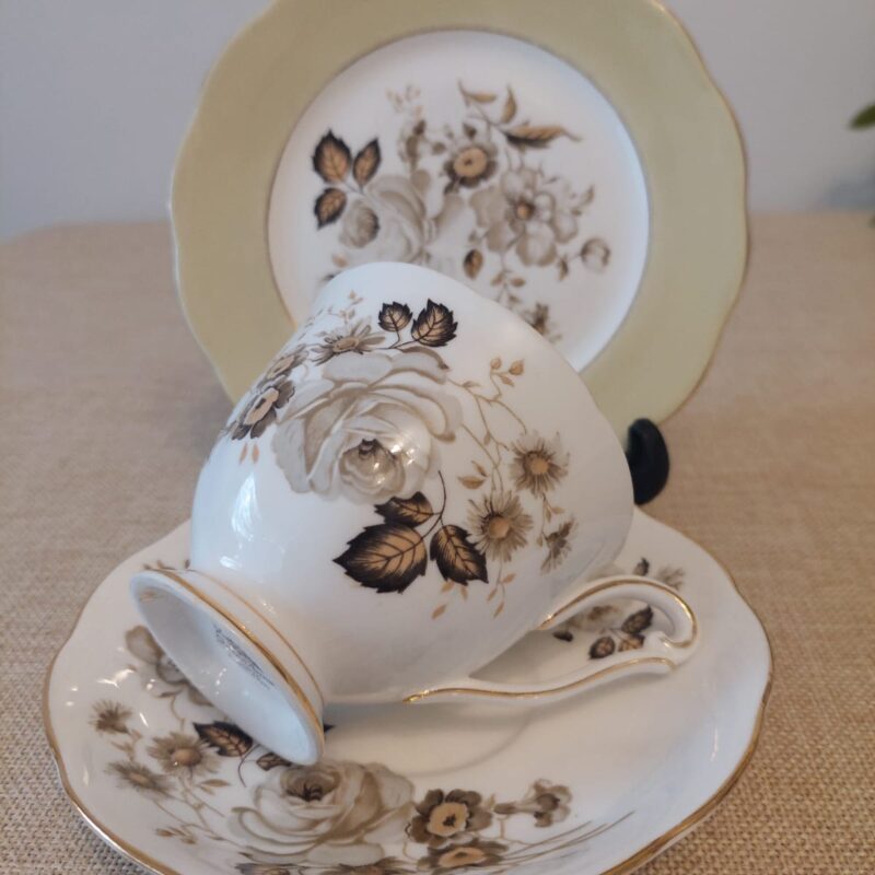 Trío Queen Anne en tonos neutros y dorado