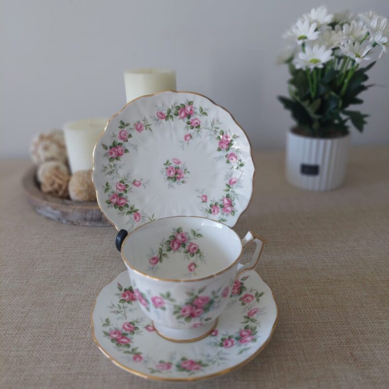 Trío Aynsley con rosas rosas y dorado