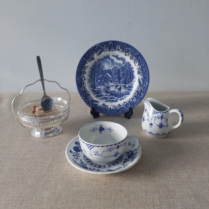 Set azul y blanco vintage: dúo de té, lechero, plato pan y terronero