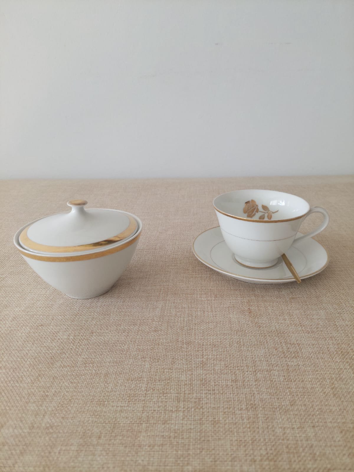 Set de Té Vintage Brigitta + Golden Anniversary – Dúo y Azucarero en Blanco y Dorado - Imagen 2