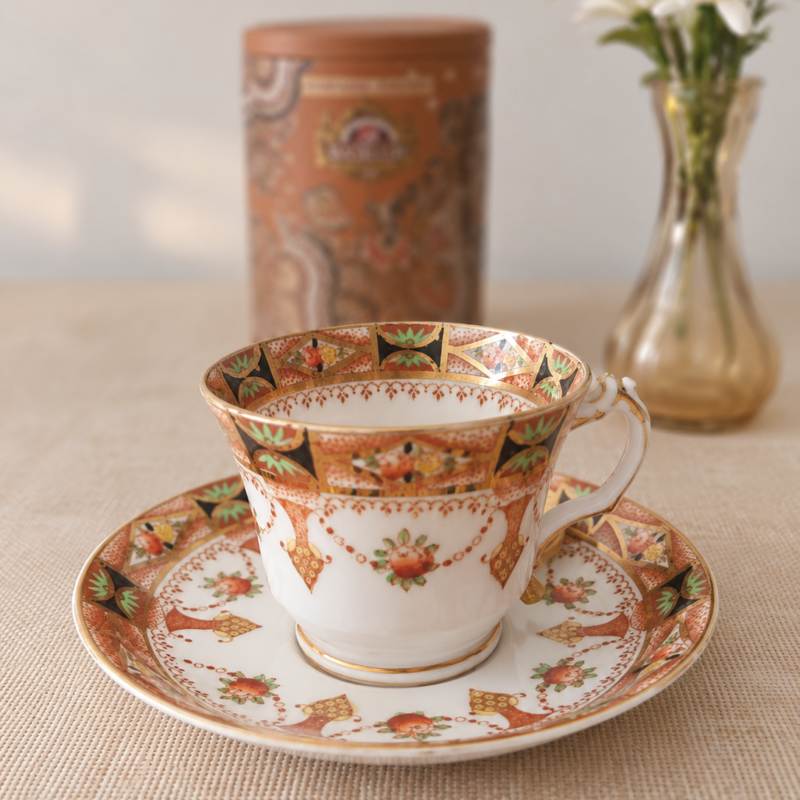 Dúo de té vintage Roslyn China England con decoración floral inspiración Imari en tonos terracota, negro, verde y dorado.