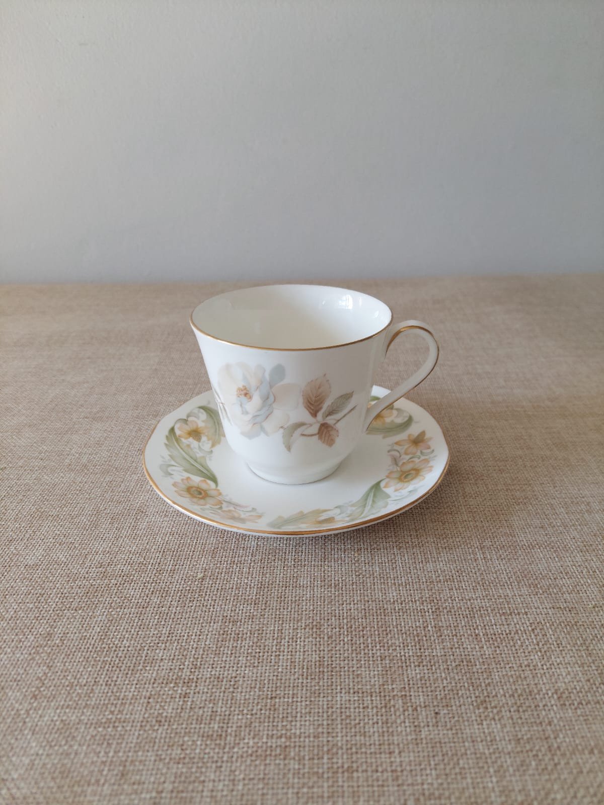 Dúo de Té Royal Doulton "Yorkshire Rose" Fine Bone China – Porcelana Inglesa Vintage - Imagen 2