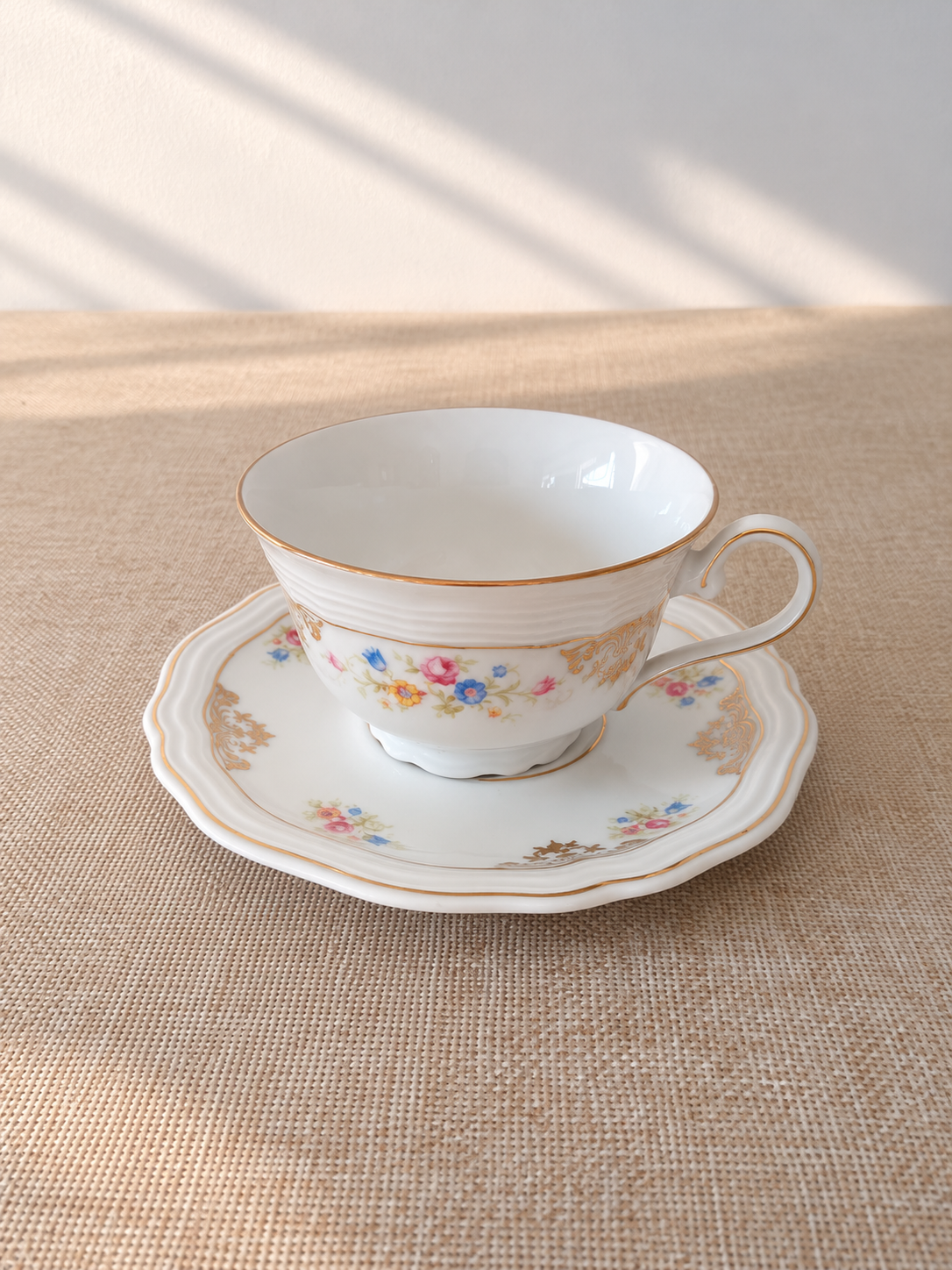 Dúo de té Vintage Rheinkrone Bavaria – Porcelana Alemana con Decoración Floral y Detalles Dorados - Imagen 2