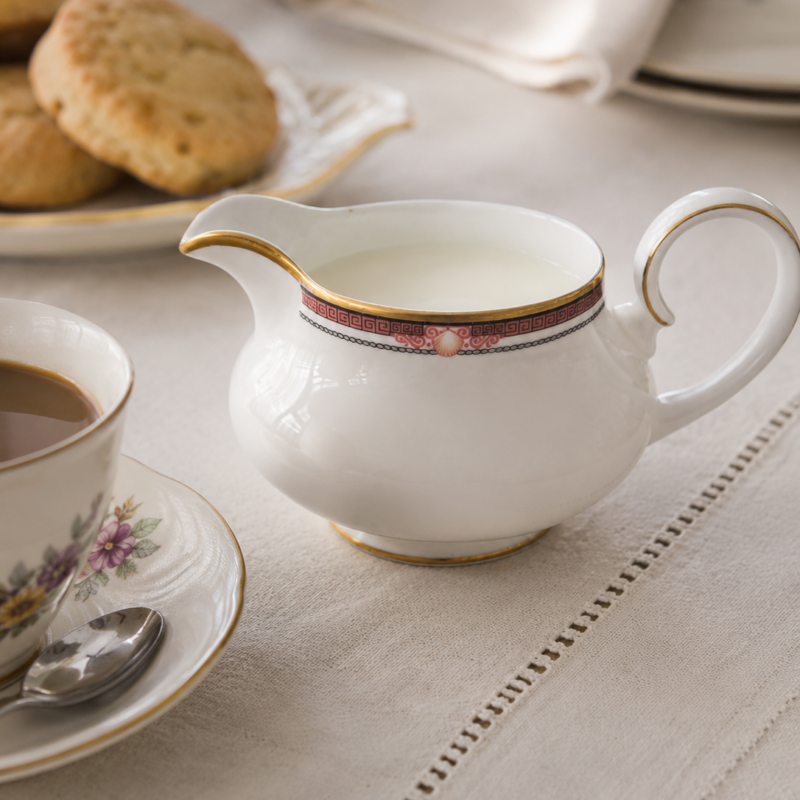 Lechero de gran tamaño en fine bone china inglesa del patrón Delphi, fabricado por Paragon para la cadena británica Debenhams en 1987, bajo el grupo Royal Doulton.