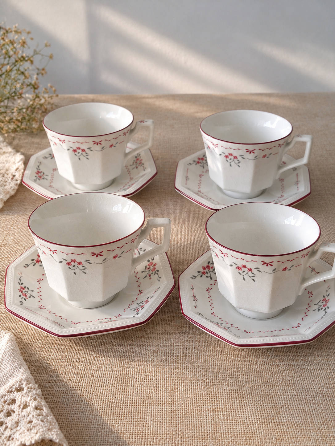 Set de 4 dúos de té vintage Johnson Brothers Inglaterra, tazas y platos octogonales blancos con flores rojas y grises, borde rojo y craquelado visible.