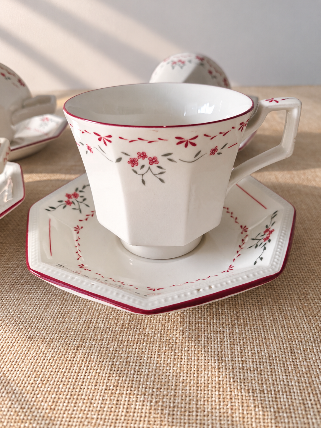 Set 4 Dúos de Té Vintage Johnson Brothers – Floral Rojo, Inglaterra - Imagen 2
