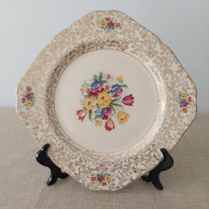 Plato galletero Hollinshead & Kirkham Tunstall — Old English Needlepoint, Inglaterra 1933–1942