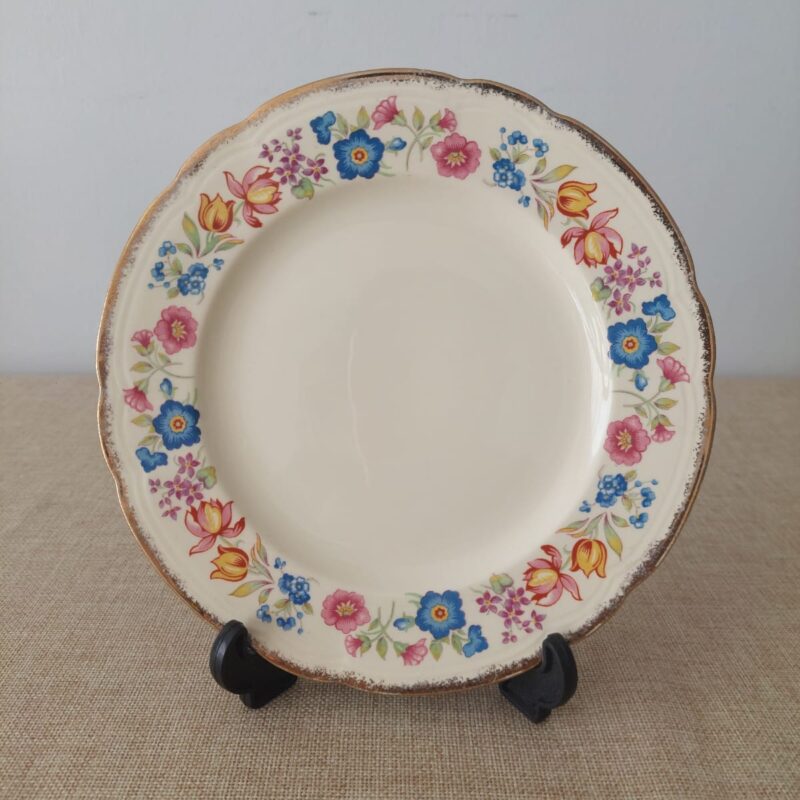 Plato crema Alfred Meakin Royal Marigold Tennessee con borde festoneado dorado y guirnalda de flores polícromas.