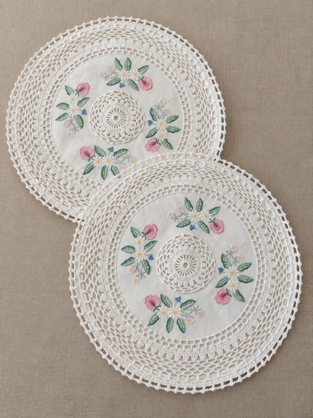 Set Fundas de Cojín Redonda Vintage Europea Off-White con Bordados Florales y Encaje de Crochet - Imagen 4