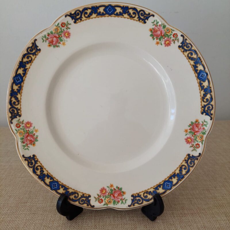 Plato eduardiano Johnson Brothers Corfu con borde festoneado, ramos de flores y guarda azul cobalto con oro.