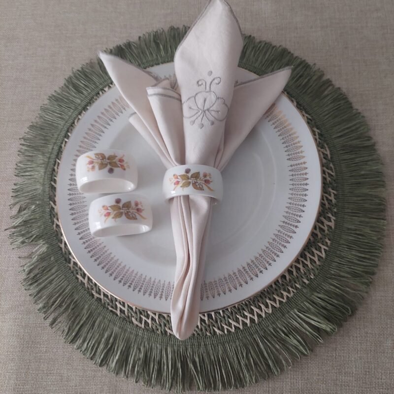 anillo-servilleta-porcelana-floral-mesa-elegante