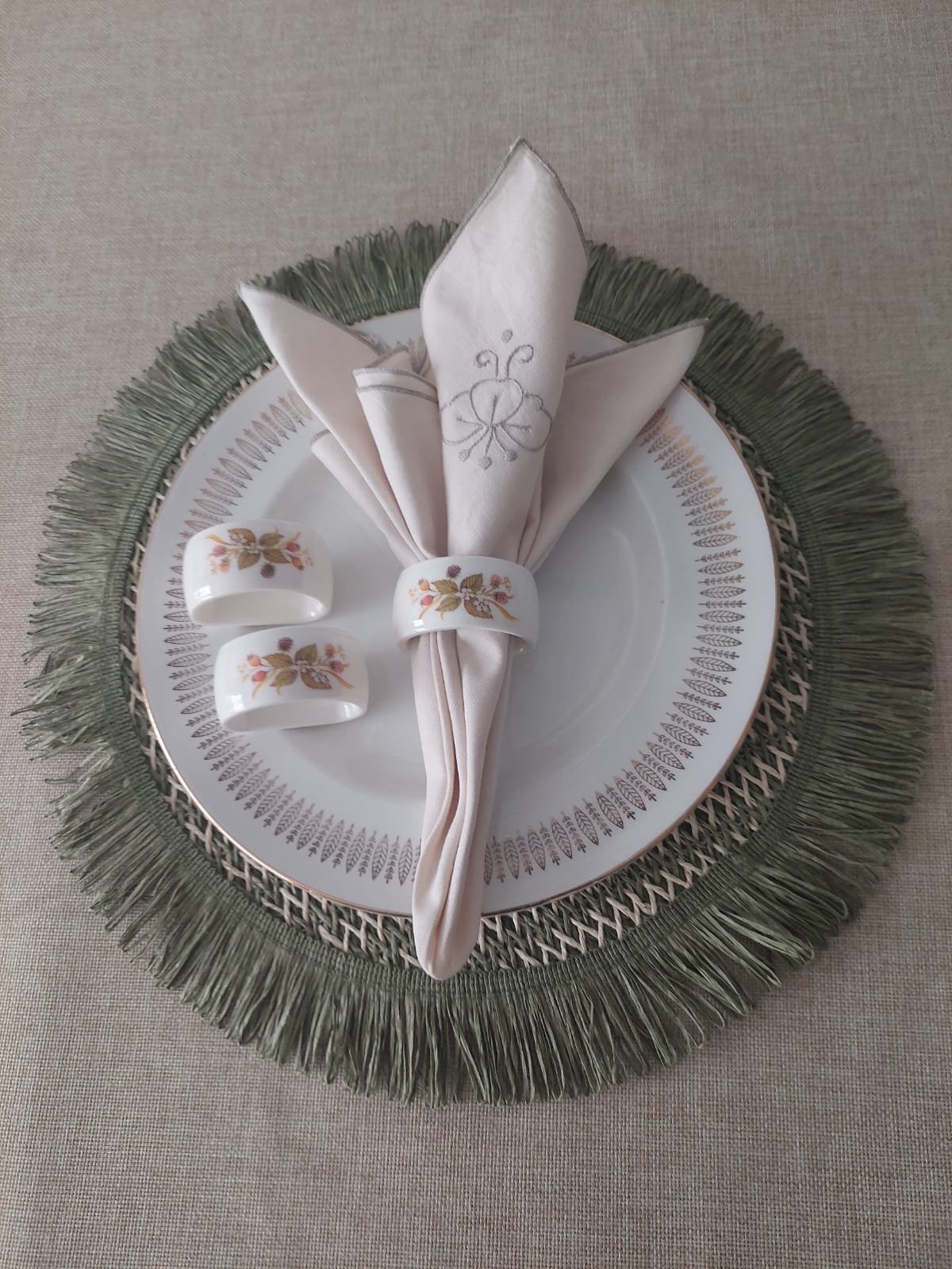 Set de 3 Anillos para Servilleta de Porcelana Decorada Motivo Floral Silvestre. - Imagen 2