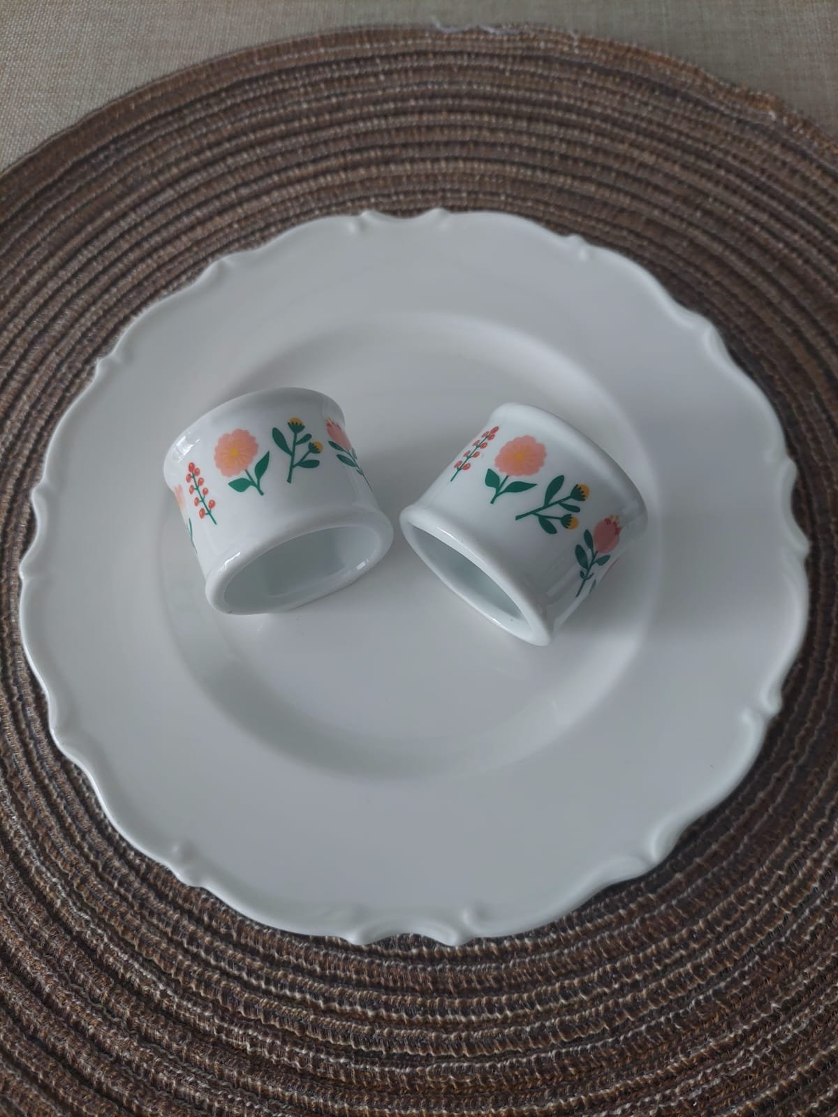 Set de 2 Anillos para Servilleta de Porcelana Floral en Tonos Rosa y Verde. - Imagen 2