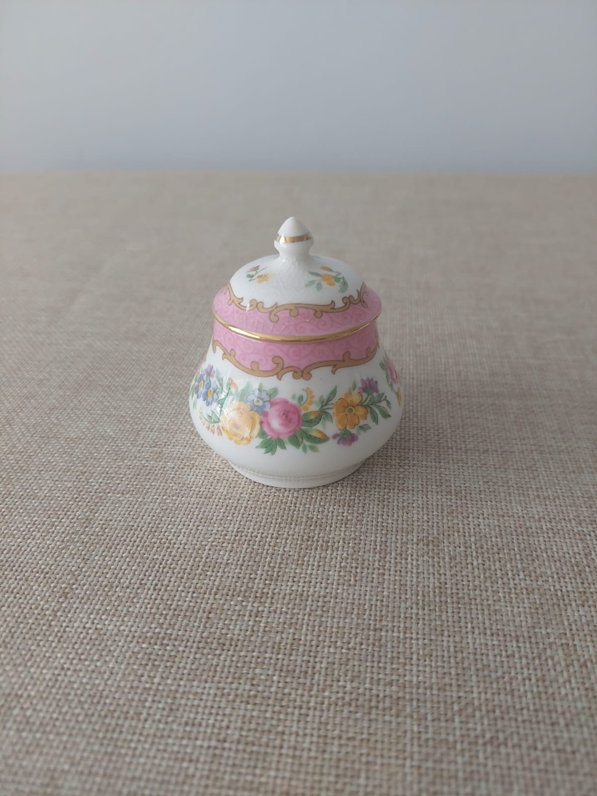 Azucarero de Porcelana Inglesa Crown Staffordshire "Tunis" con Tapa - Imagen 2