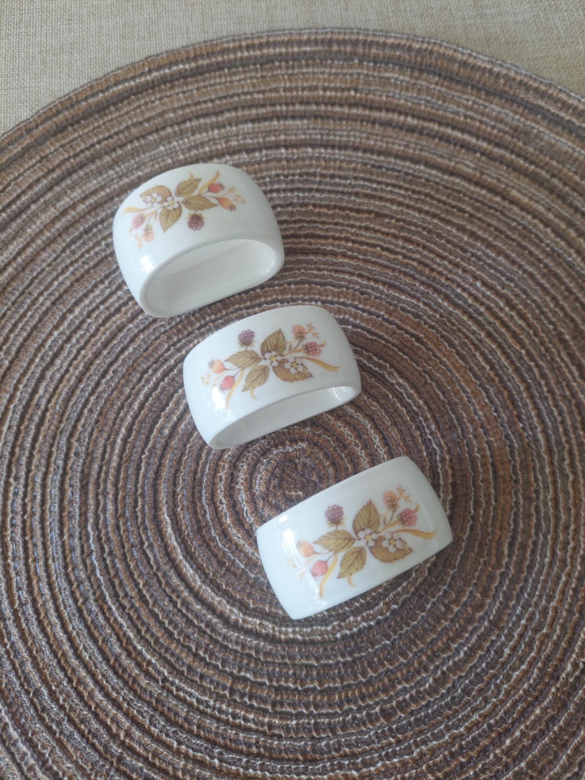 Set de 3 Anillos para Servilleta de Porcelana Decorada Motivo Floral Silvestre. - Imagen 3