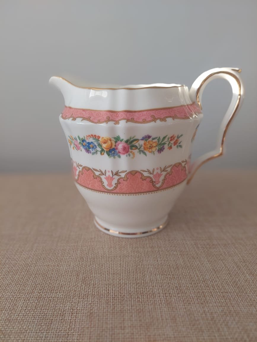 Set Crown Staffordshire “England’s Bouquet” – Jarrita y 2 Pocillos, Fine Bone China Inglesa - Imagen 5