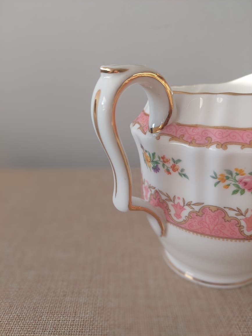 Set Crown Staffordshire “England’s Bouquet” – Jarrita y 2 Pocillos, Fine Bone China Inglesa - Imagen 6