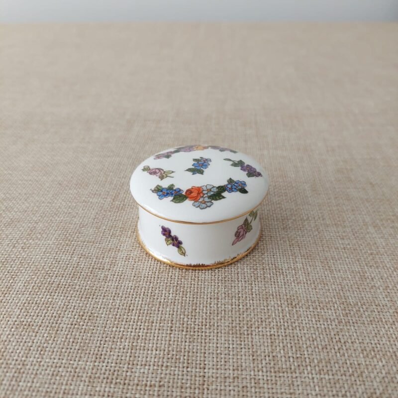 mini-joyero-porcelana-blanca-flores-silvestres-borde-oro-frontal