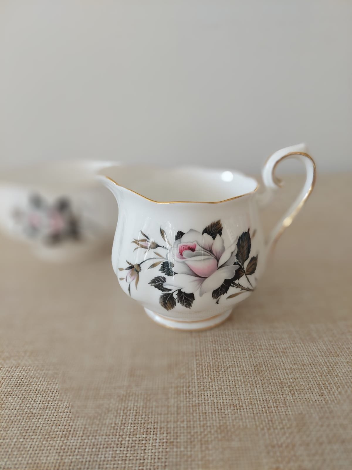 Set Dueto de Terronero Abierto y Lechero de Porcelana Fina Inglesa Royal Albert "Queen's Messenger" - Imagen 2