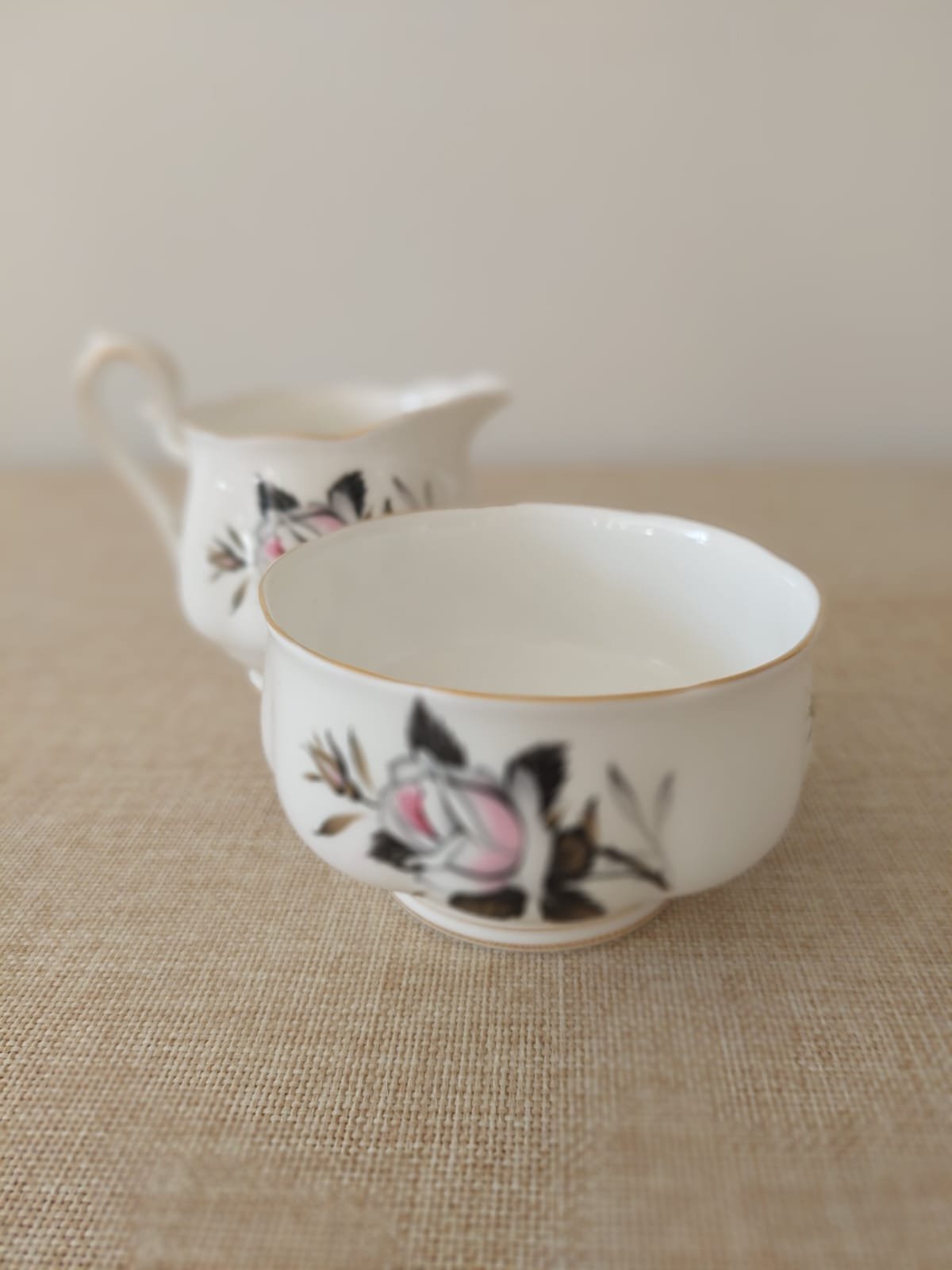Set Dueto de Terronero Abierto y Lechero de Porcelana Fina Inglesa Royal Albert "Queen's Messenger" - Imagen 3