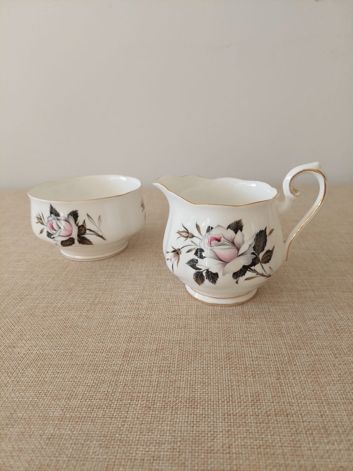 Set Dueto de Terronero Abierto y Lechero de Porcelana Fina Inglesa Royal Albert "Queen's Messenger" - Imagen 5