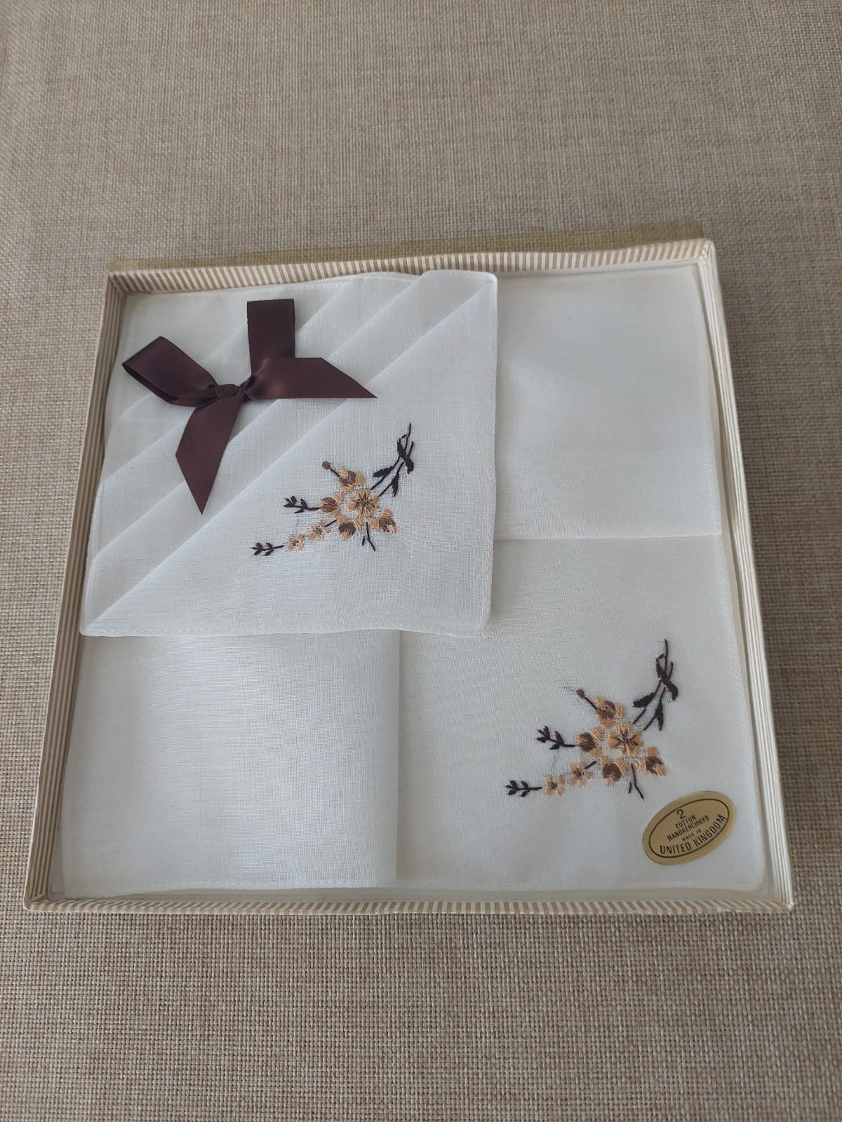 Caja de Pañuelos Vintage Bordados a Mano 100% Algodón – Con Caja Original – Hechos en Reino Unido - Imagen 2