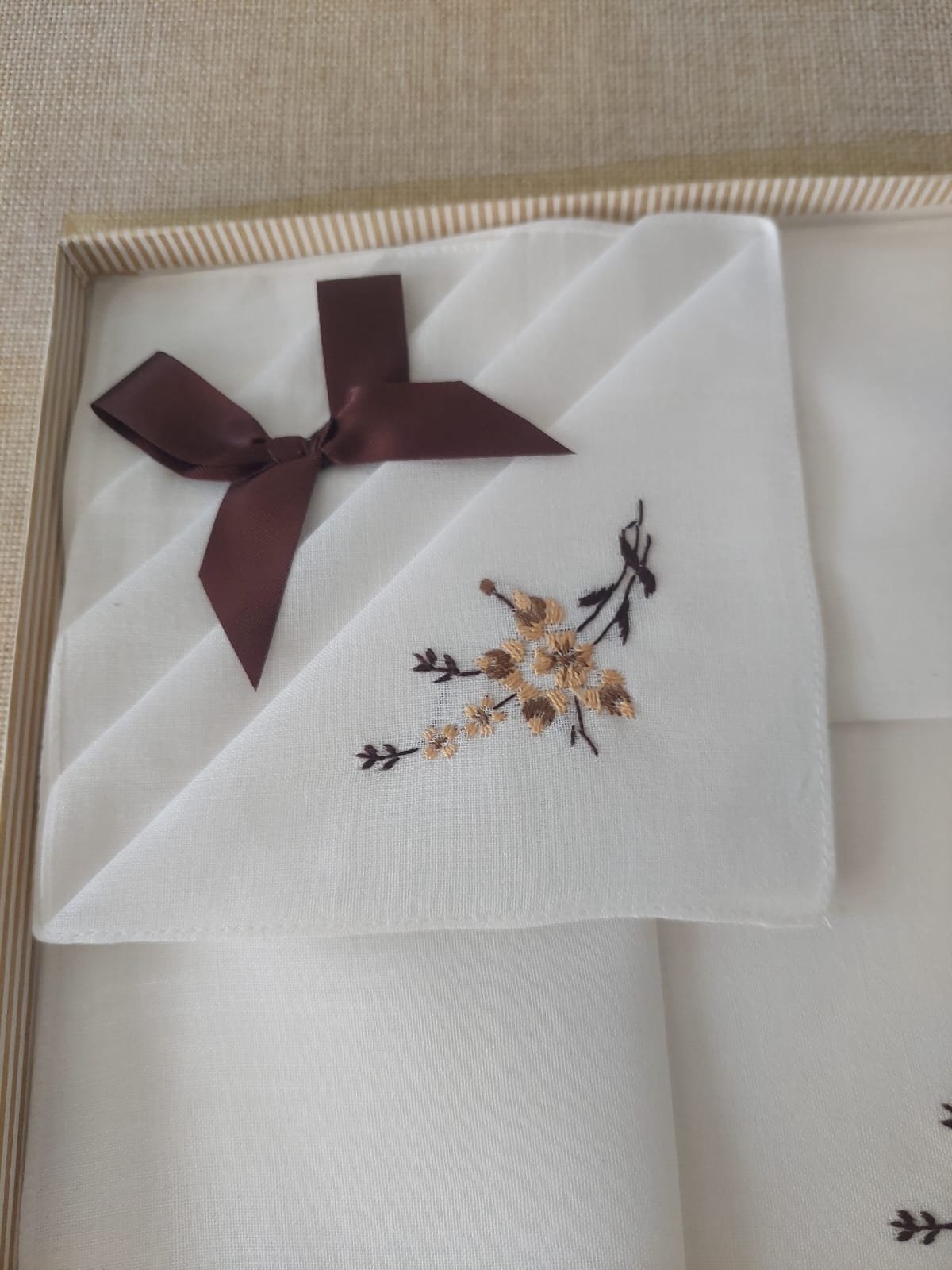 Caja de Pañuelos Vintage Bordados a Mano 100% Algodón – Con Caja Original – Hechos en Reino Unido - Imagen 4