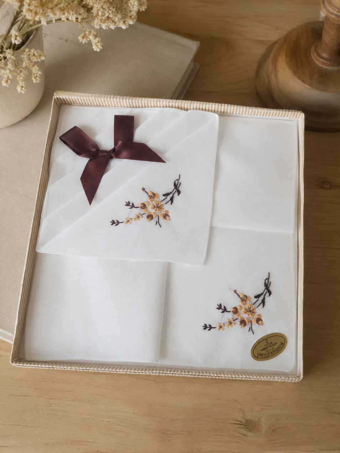 Caja original con dos pañuelos vintage blancos de algodón 100%, bordados a mano, fabricación inglesa circa 1970–1980, nuevos, con bordado floral y presentación original.
