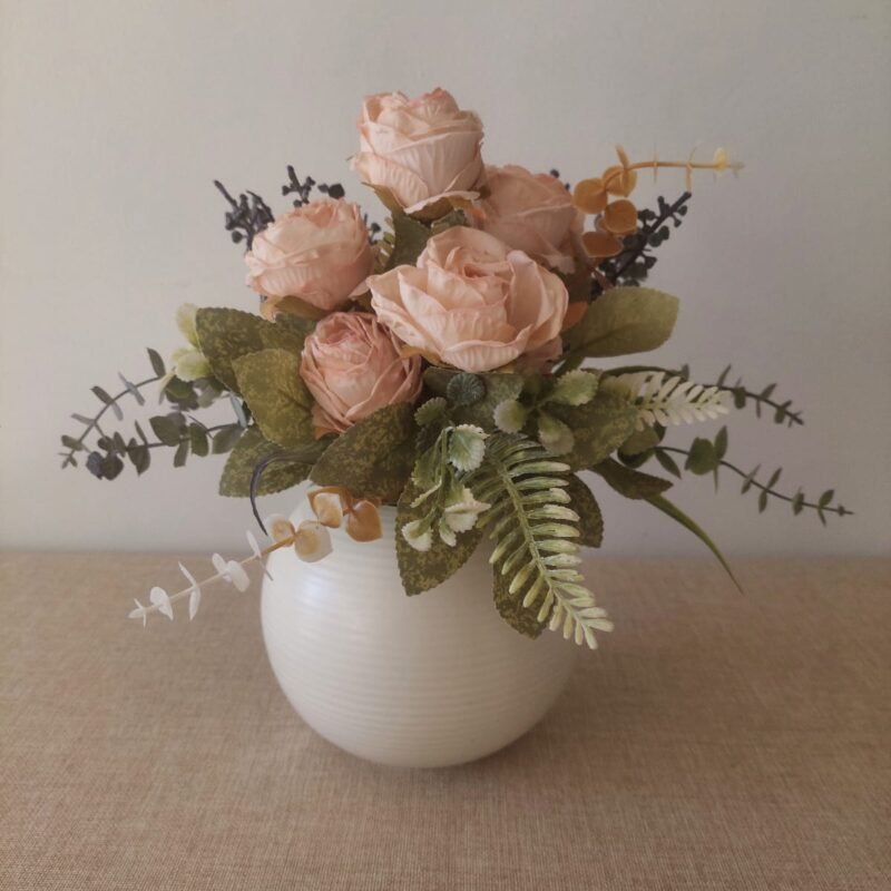 arreglo-floral-permanente-rosa-empolvado-florero-blanco