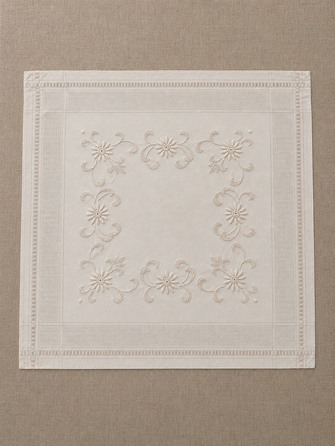 Carpeta Vintage Europea Beige con Bordado Monocromático en Relieve y Guarda de Vainica Fina. - Imagen 2