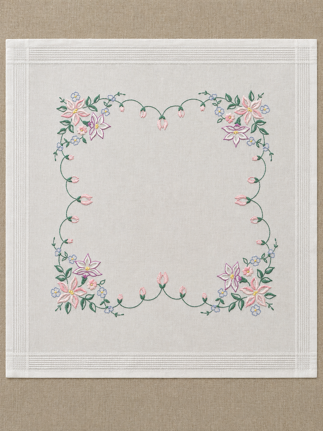 Carpeta de Mesa Vintage Lino Natural con Guirnalda de Flores Rosas y Lilas Bordadas a Mano. - Imagen 2