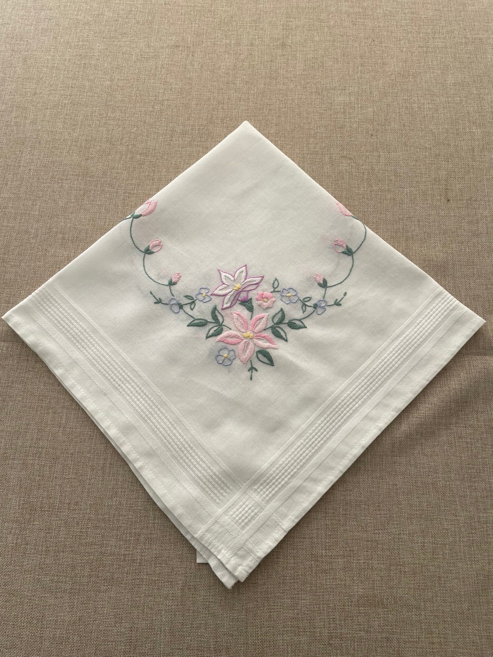 Carpeta de Mesa Vintage Lino Natural con Guirnalda de Flores Rosas y Lilas Bordadas a Mano. - Imagen 4