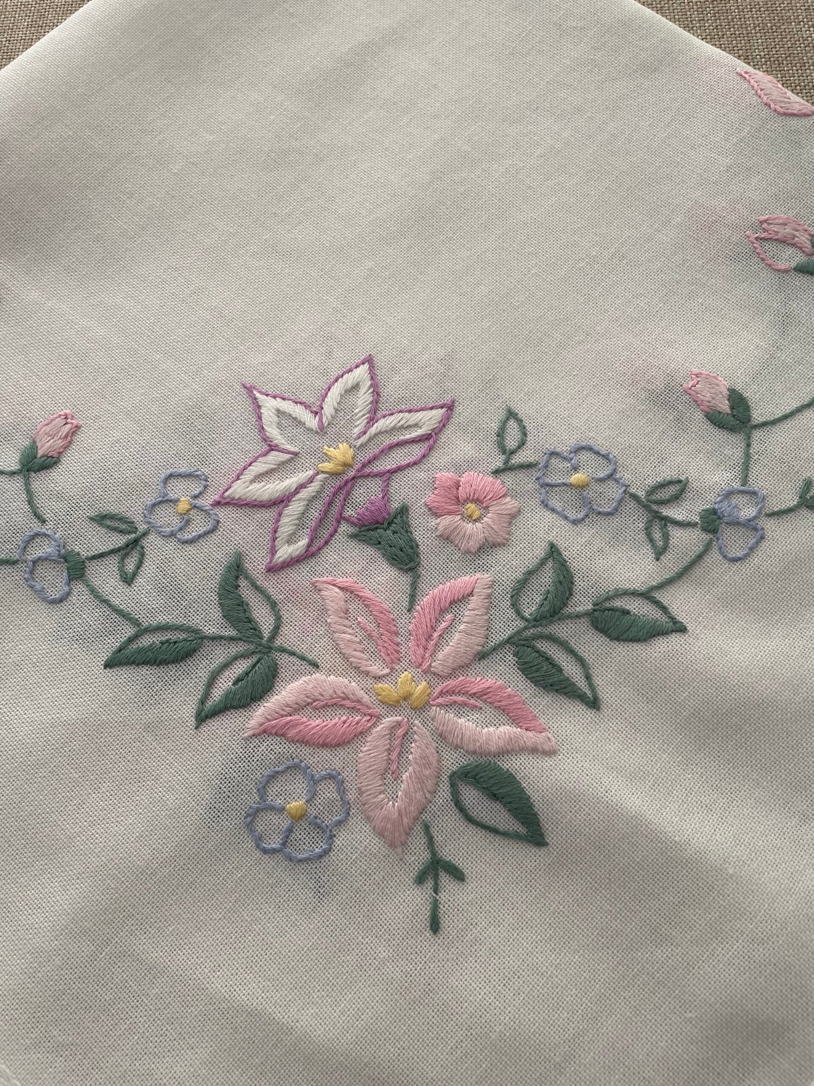 Carpeta de Mesa Vintage Lino Natural con Guirnalda de Flores Rosas y Lilas Bordadas a Mano. - Imagen 3