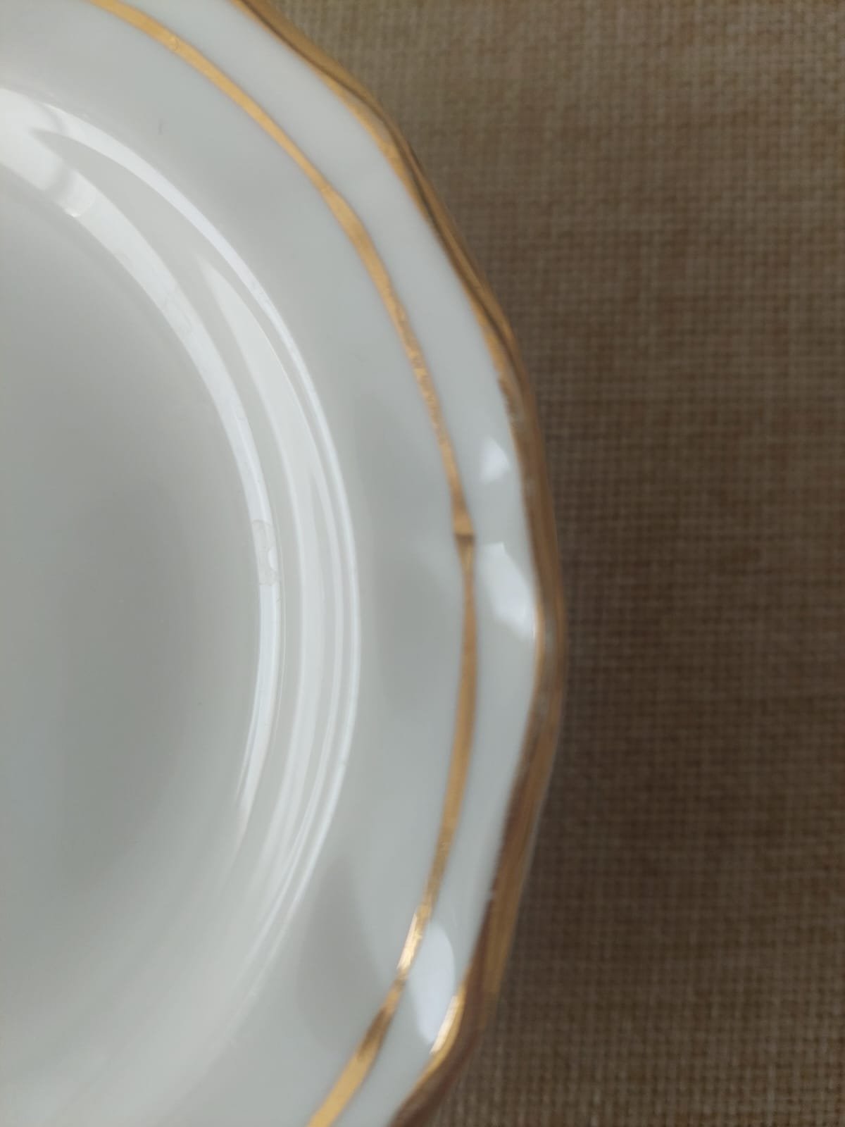 Platos de pan Duchess Bone China Ascot sobre una mesa de desayuno elegante, con pan artesanal, mantequilla, flores blancas y luz natural, en una ambientación acogedora.