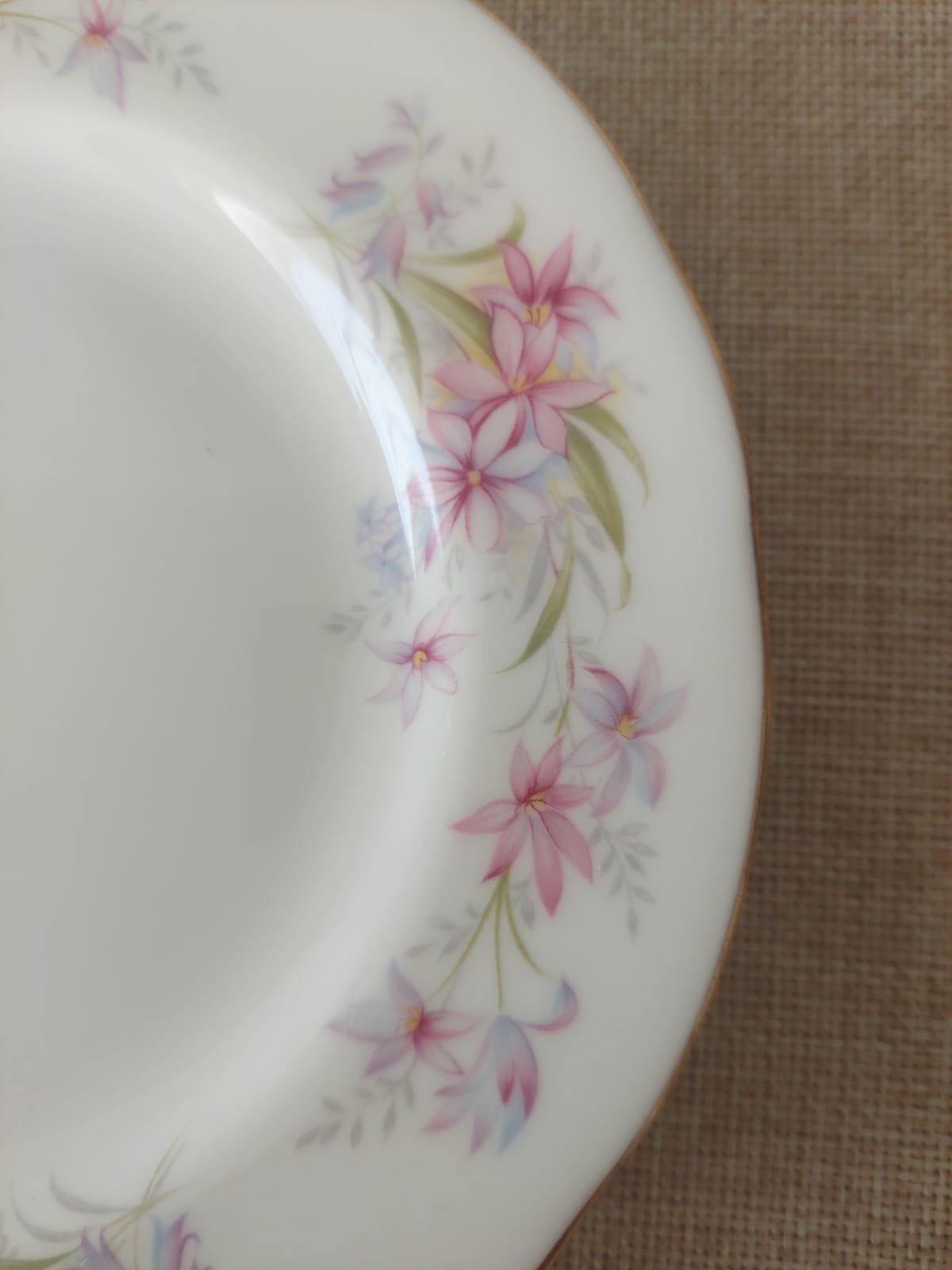 Set de 3 Platos para Pan Duchess Bone China "Riversong" – Fine Bone China Inglesa - Imagen 2
