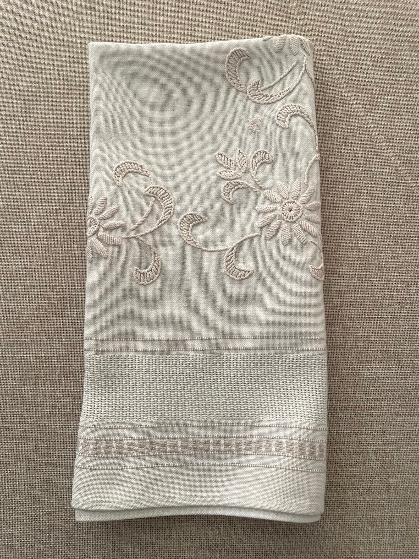 Carpeta Vintage Europea Beige con Bordado Monocromático en Relieve y Guarda de Vainica Fina. - Imagen 4