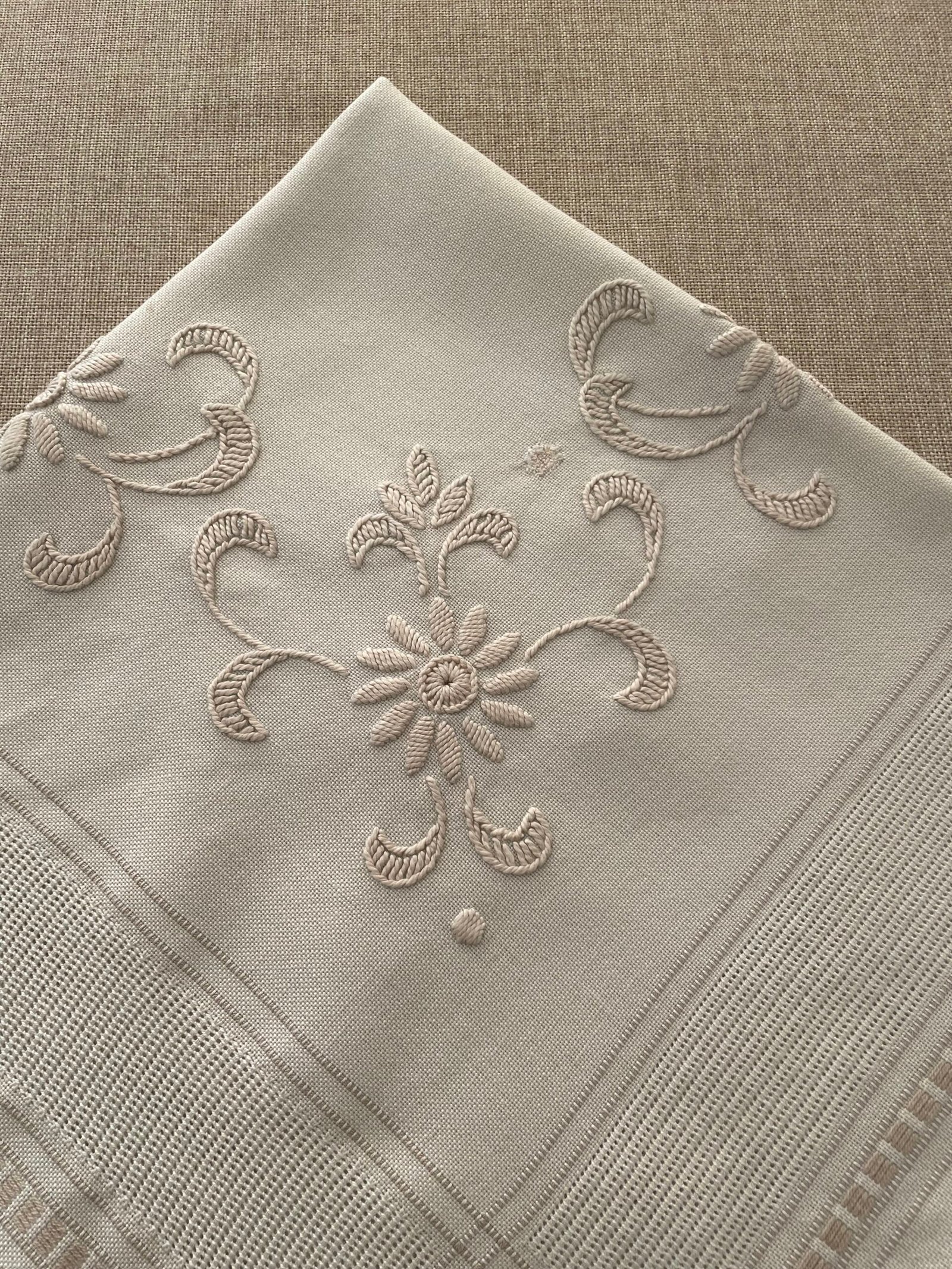 Carpeta Vintage Europea Beige con Bordado Monocromático en Relieve y Guarda de Vainica Fina. - Imagen 3