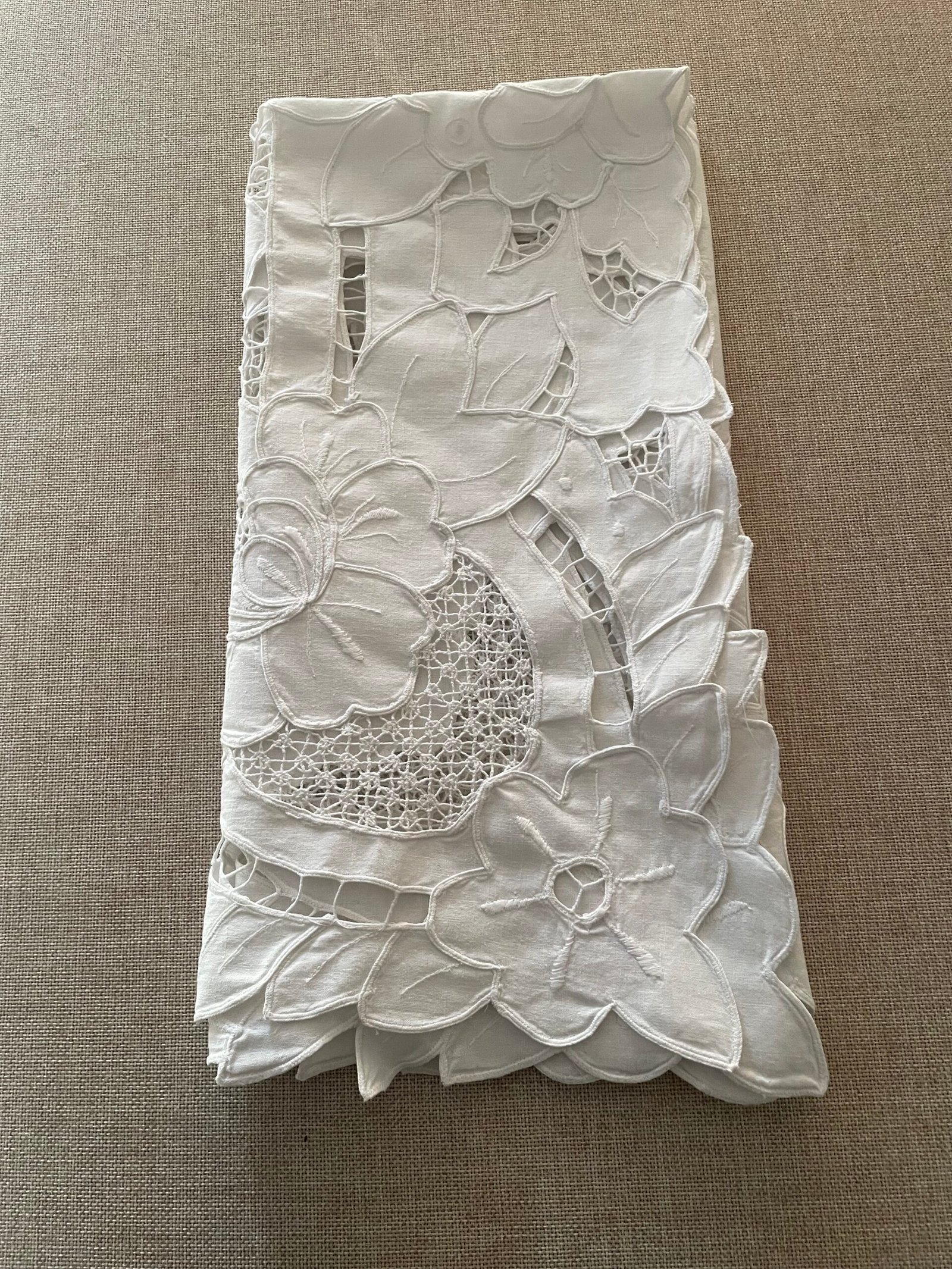 Carpeta Vintage Europea Blanca con Bordado Richelieu y Calados de Encaje. - Imagen 4