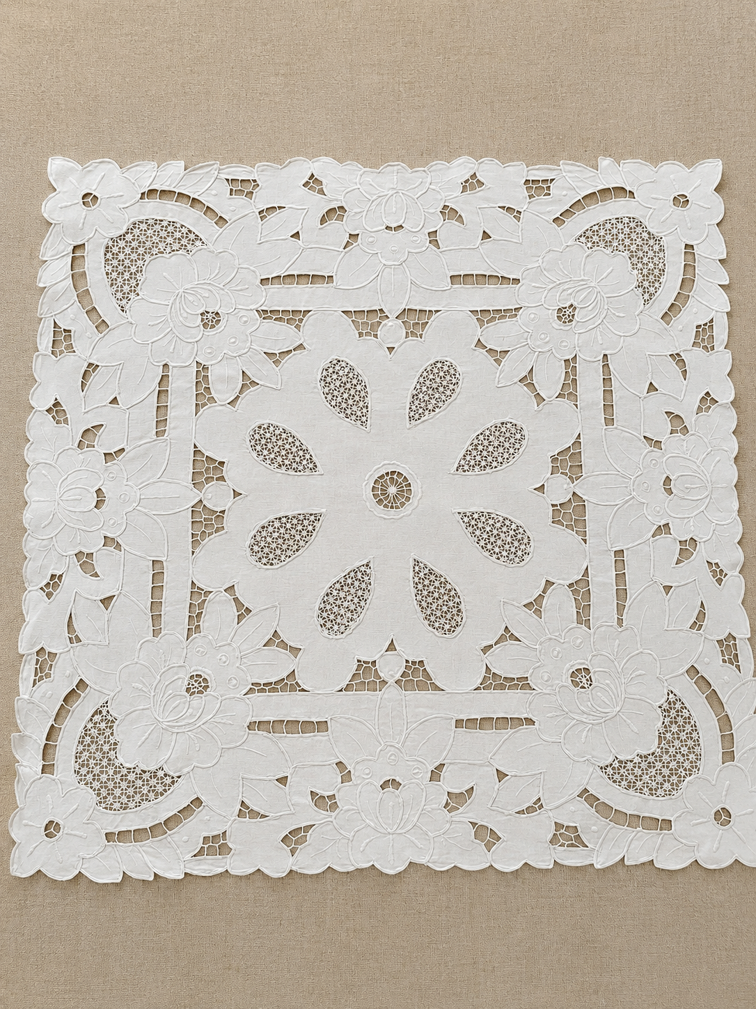 Carpeta Vintage Europea Blanca con Bordado Richelieu y Calados de Encaje. - Imagen 2