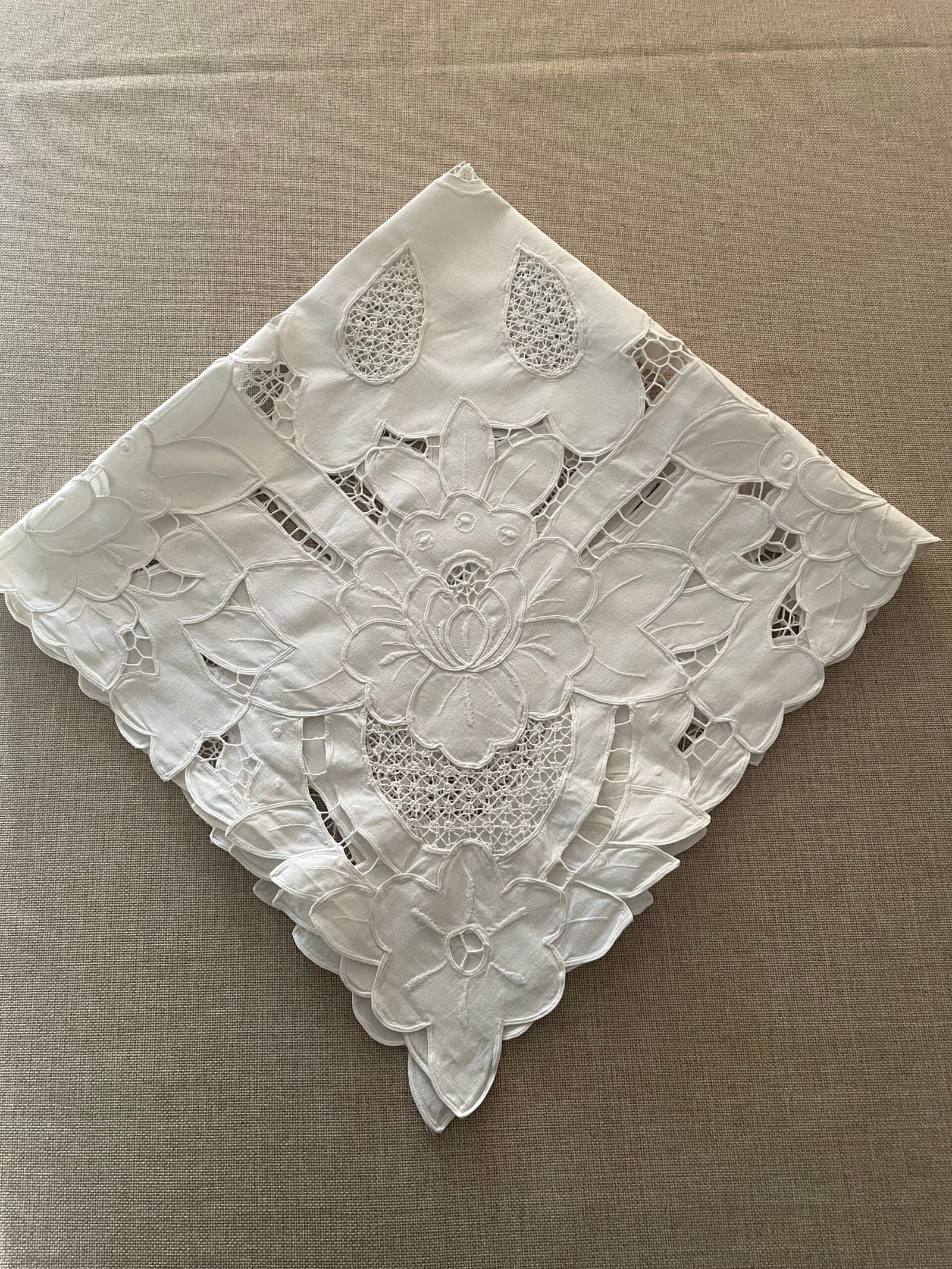 Carpeta Vintage Europea Blanca con Bordado Richelieu y Calados de Encaje. - Imagen 3