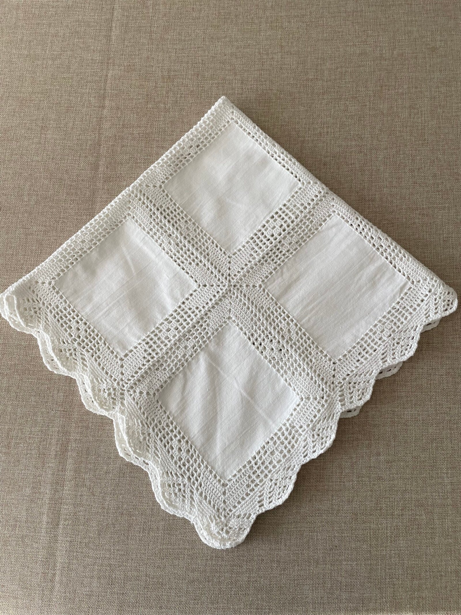 Carpeta Rectangular Vintage Europea Blanca de Cuadrantes de Hilo con Encaje de Crochet Calado. - Imagen 3