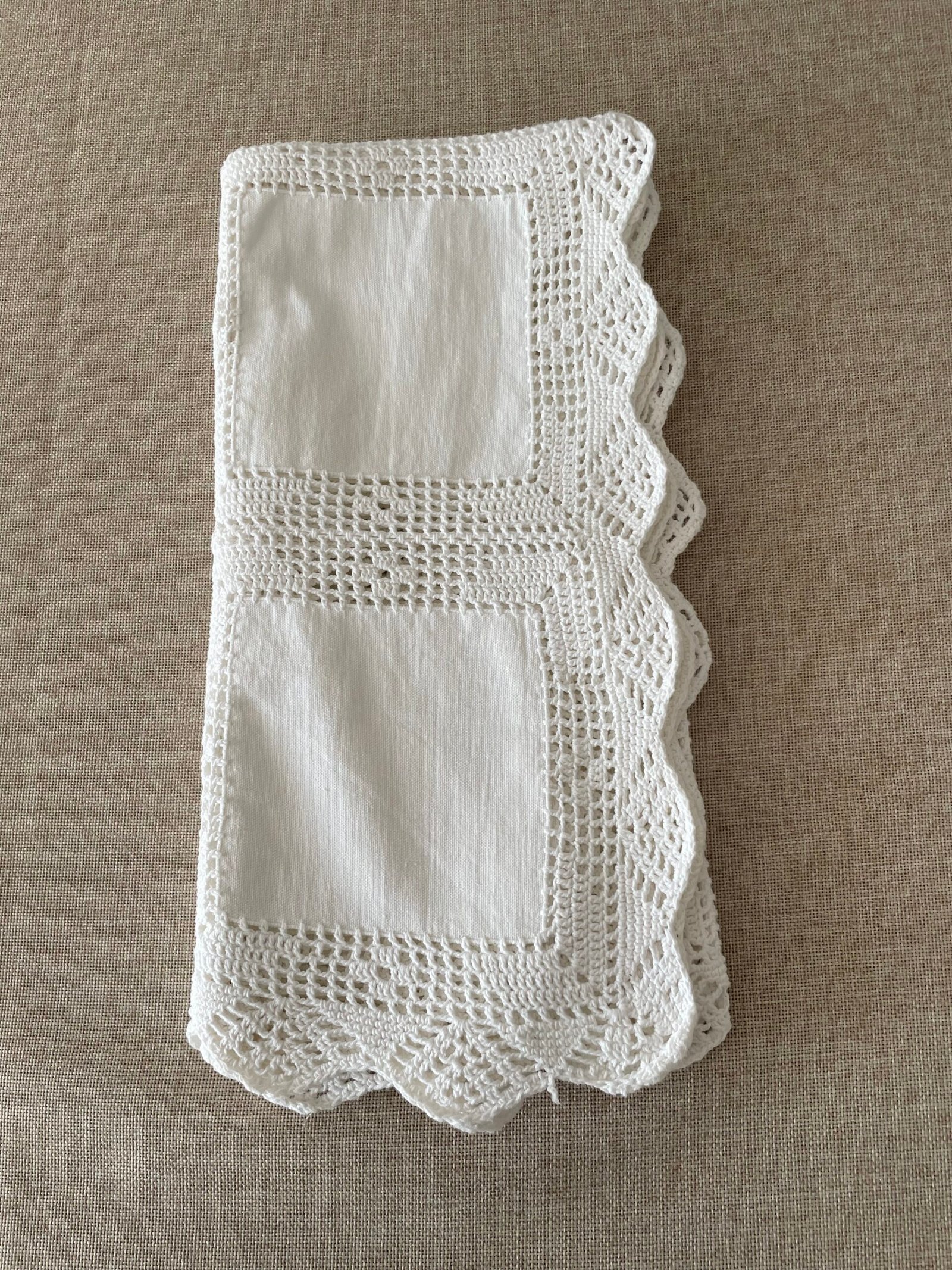 Carpeta Rectangular Vintage Europea Blanca de Cuadrantes de Hilo con Encaje de Crochet Calado. - Imagen 4