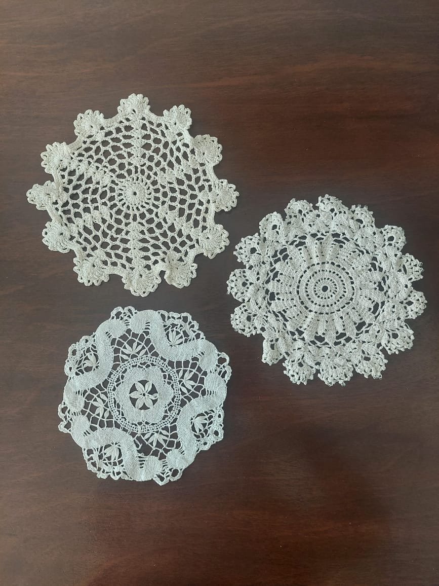 Set de 6 Tapetes Decorativos Tejidos a Crochet Artesanal – Diseños Complementarios. - Imagen 2
