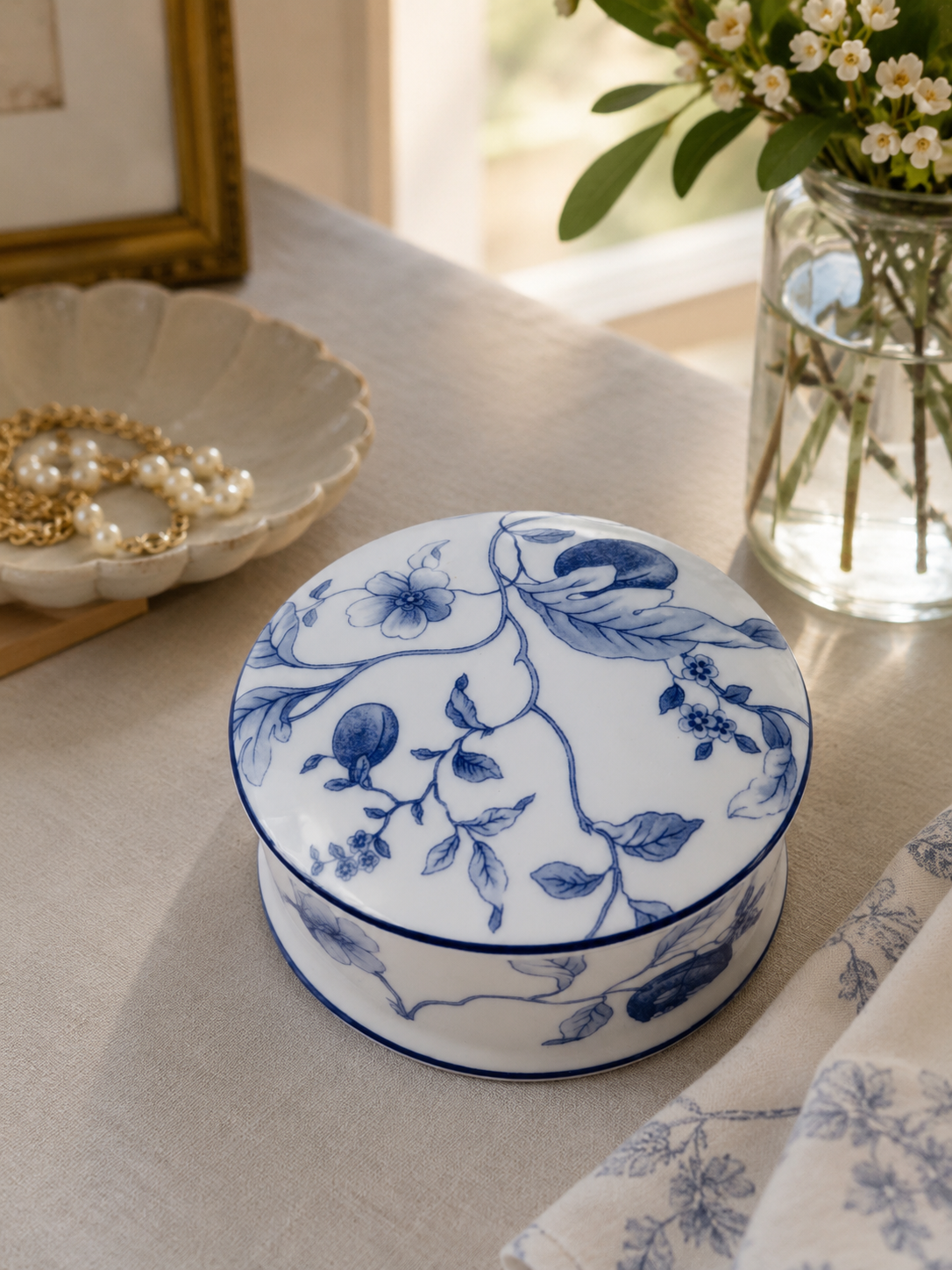 Joyero vintage Wedgwood Blue Plum de Bone China inglesa, con tapa, decoración botánica azul cobalto, fabricado en Inglaterra en 1995.