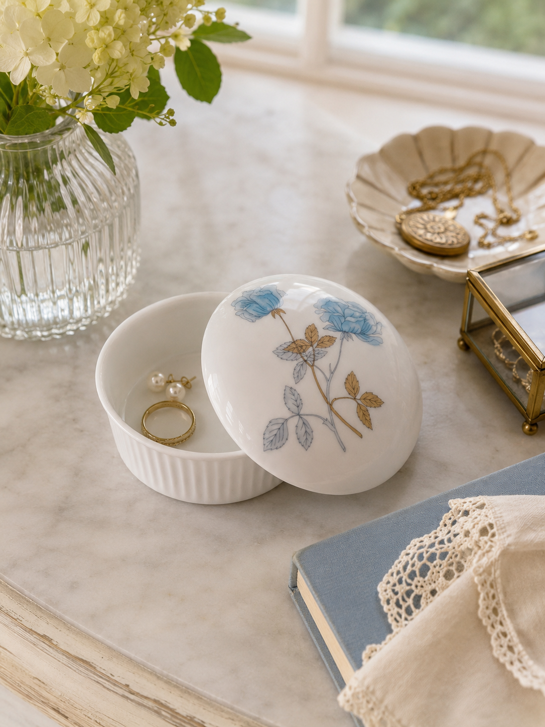 Joyero vintage Wedgwood Ice Rose de Fine Bone China inglesa, 11 cm de diámetro, porcelana blanca con decoración de rosas celestes y tapa, estado nuevo.