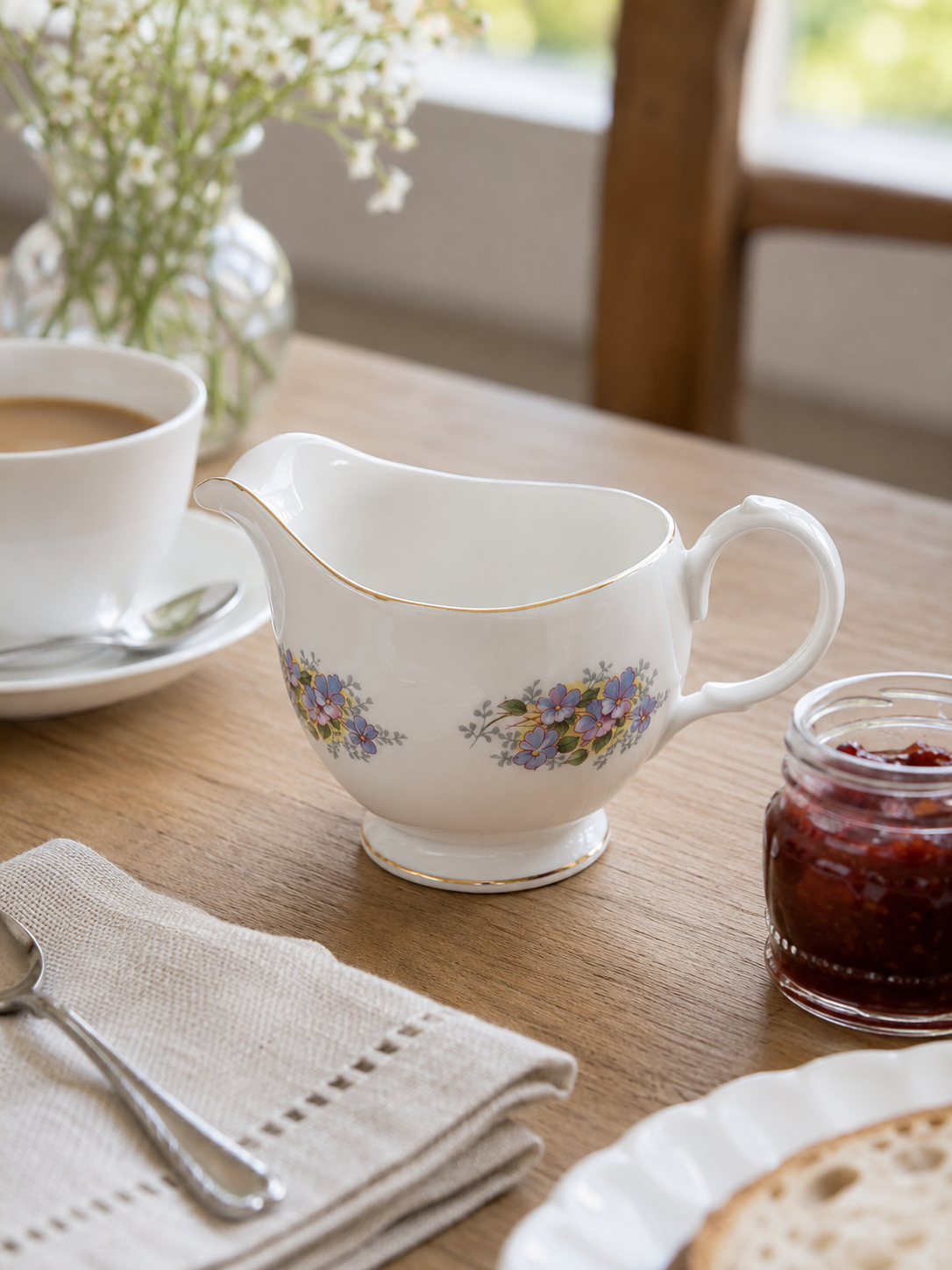 Lechero vintage Royal Kent Bone China de porcelana inglesa blanca con delicada decoración floral en tonos lavanda y finos detalles dorados, fabricado en Staffordshire, Inglaterra.
